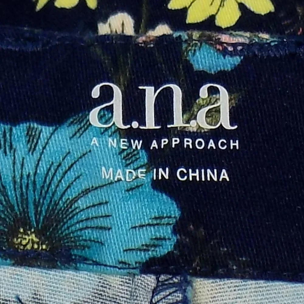 a.n.a. (A New Approach) Flowered Twill Shorts Size 14 - Picture 6 of 8